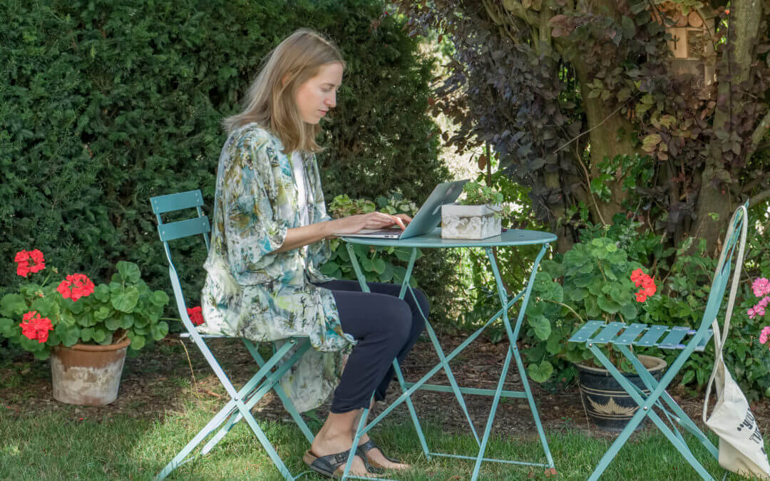 Pauline travaillant sur un bureau en extérieur